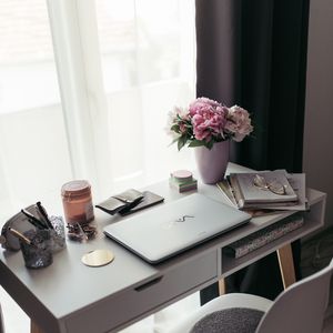 Превью обои стол, ноутбук, цветы, ваза, стул, интерьер, декор