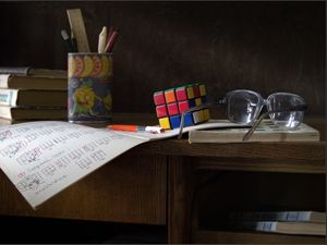 Превью обои стол, очки, инструкция, кубик рубик, ручки, линейка, книги