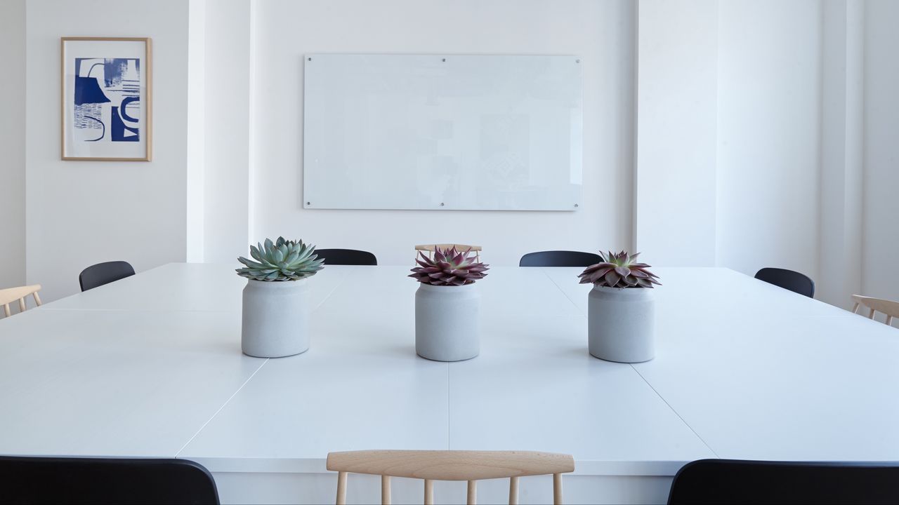 Обои стол, офис, цветы