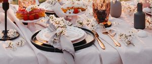 Превью обои стол, посуда, сервировка, праздничный, украшение, цветы, романтика