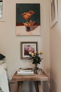 Превью обои стол, розы, букет, цветы, картина, интерьер