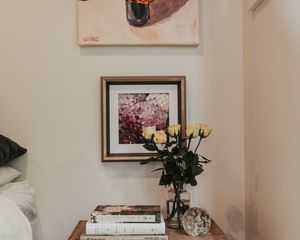 Превью обои стол, розы, букет, цветы, картина, интерьер