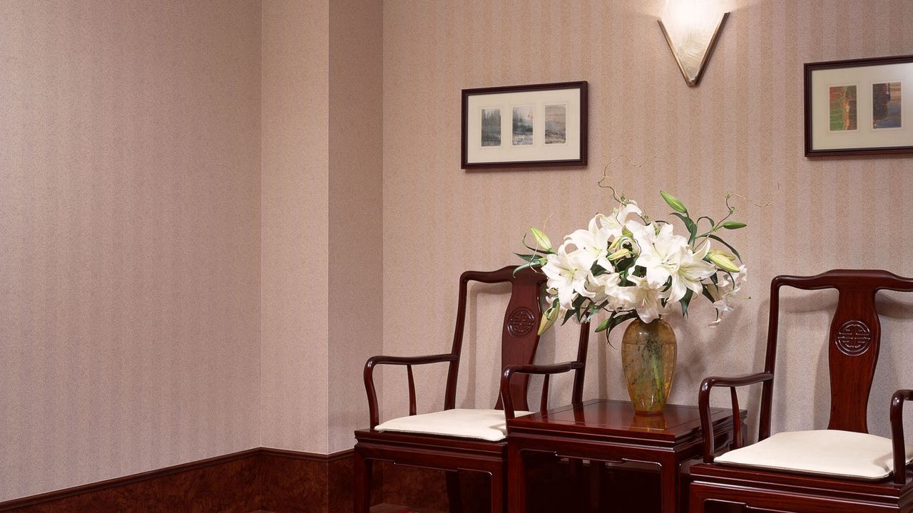 Обои стол, стулья, стена, цветы
