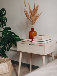 Превью обои столик, книги, букет, ваза, интерьер