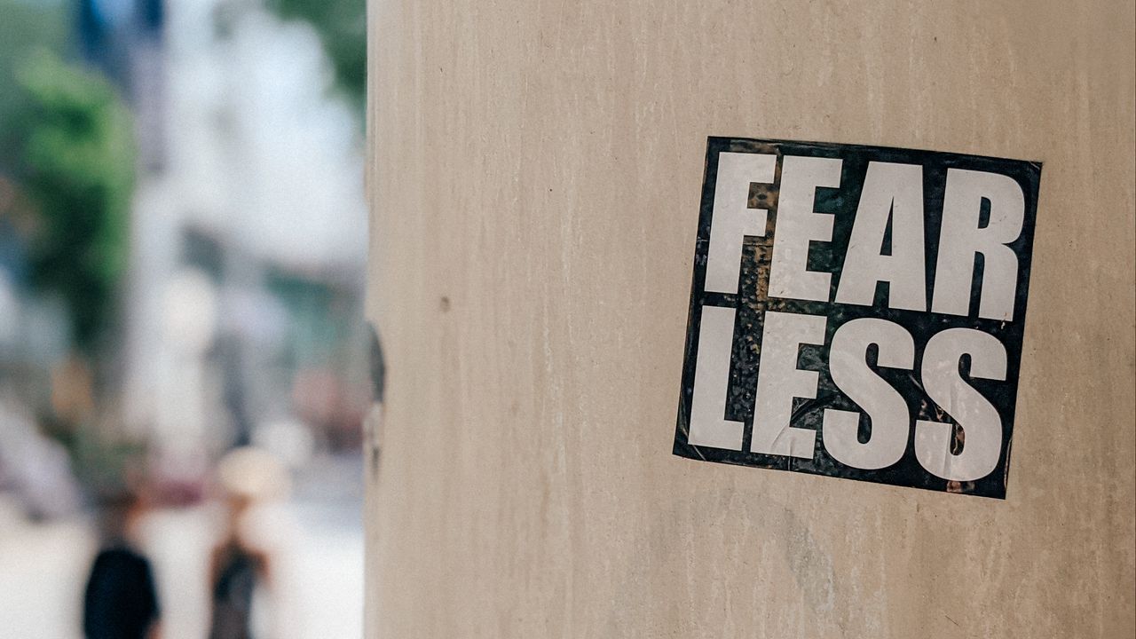 Обои страх, фраза, мотивация, надпись, стикер