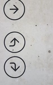 Превью обои стрелка, указатель, стена, бетон