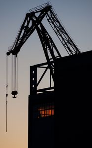 Превью обои строительный кран, здание, силуэты, темный