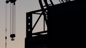 Превью обои строительный кран, здание, силуэты, темный