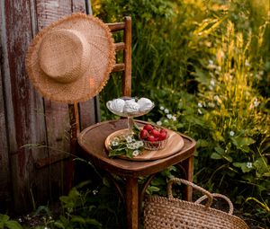 Превью обои стул, ягоды, зефир, десерт, пикник, природа