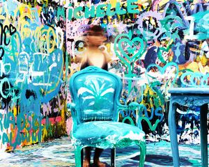 Превью обои стул, красочный, абстракция, арт, человек, очертания, размытость