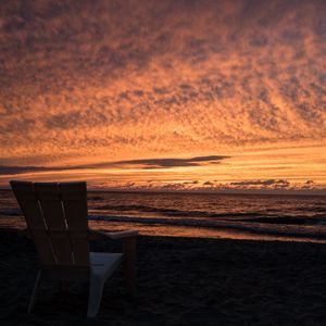 Превью обои стул, пляж, закат, темный