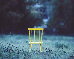 Превью обои стул, поле, трава, цветы, минимализм