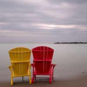 Превью обои стулья, пляж, песок, минимализм