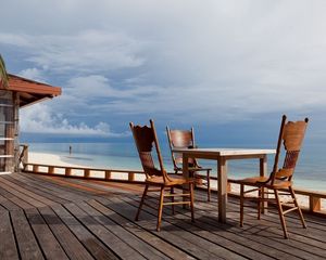 Превью обои стулья, стол, двор, берег, пляж, тропики, терраса