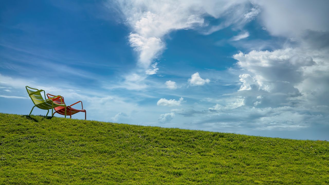 Обои стулья, трава, холм, небо, облака