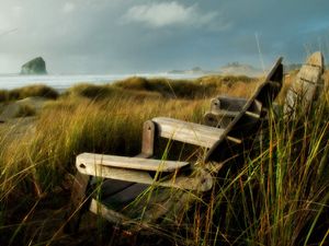 Превью обои стулья, трава, море, шторм, ветер