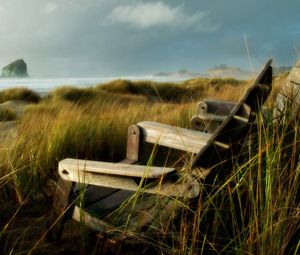 Превью обои стулья, трава, море, шторм, ветер
