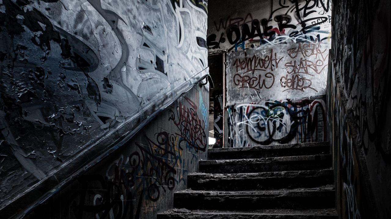Обои ступени, граффити, темный
