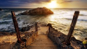 Превью обои ступени, лестница, спуск, колья, море, волны, пена, скала, солнце, свет, пасмурно, горизонт