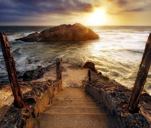 Превью обои ступени, лестница, спуск, колья, море, волны, пена, скала, солнце, свет, пасмурно, горизонт
