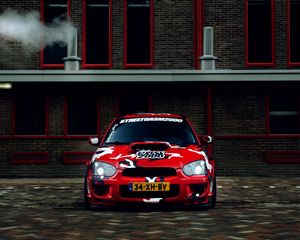 Превью обои subaru impreza sti wrx, subaru, спорткар, вид спереди, камуфляж, красный