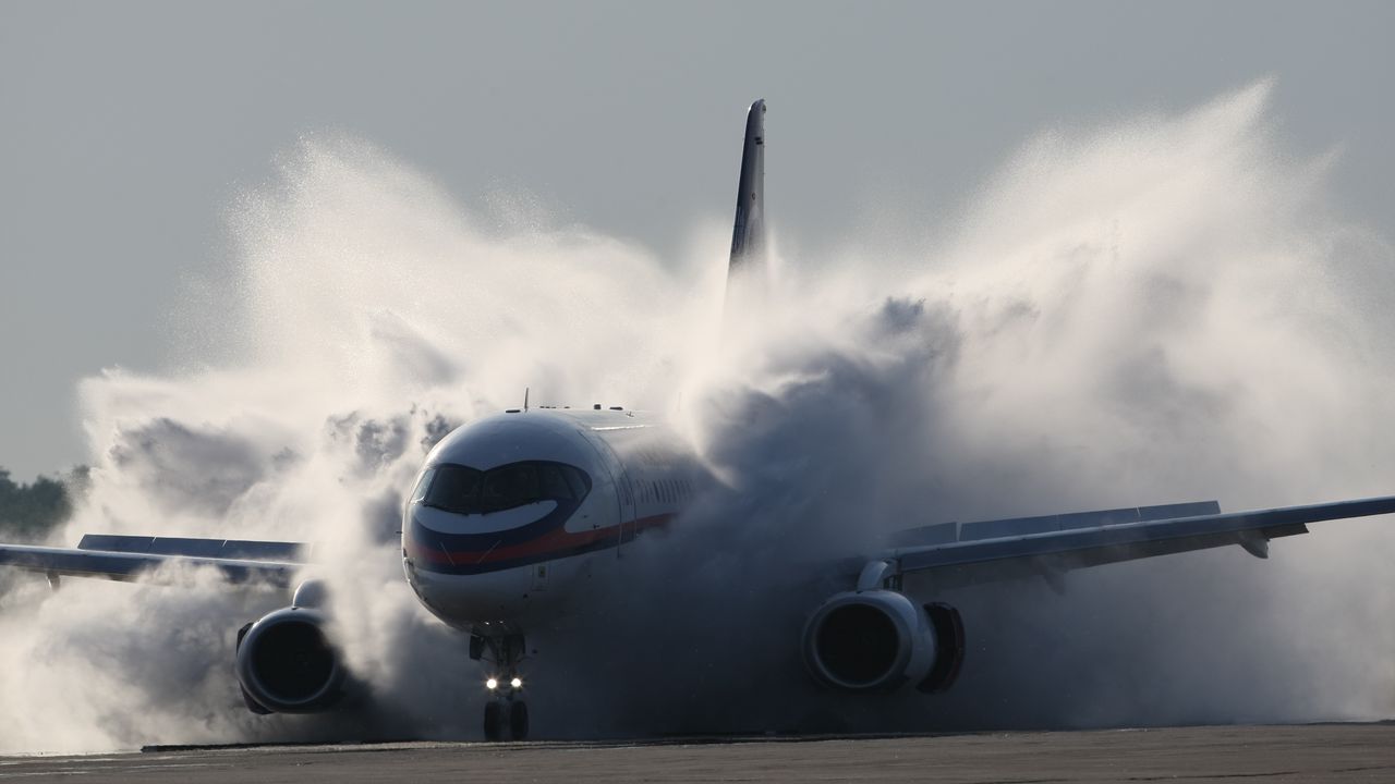 Обои sukhoi, superjet, 100, самолет, дым, пыль