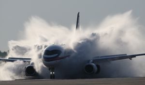 Превью обои sukhoi, superjet, 100, самолет, дым, пыль