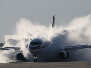 Превью обои sukhoi, superjet, 100, самолет, дым, пыль