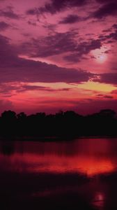 Превью обои сумерки, озеро, деревья, закат, небо, пурпурный, темный