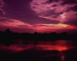 Превью обои сумерки, озеро, деревья, закат, небо, пурпурный, темный