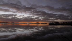 Превью обои сумерки, вода, отражение, горизонт, огни