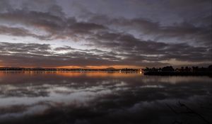 Превью обои сумерки, вода, отражение, горизонт, огни