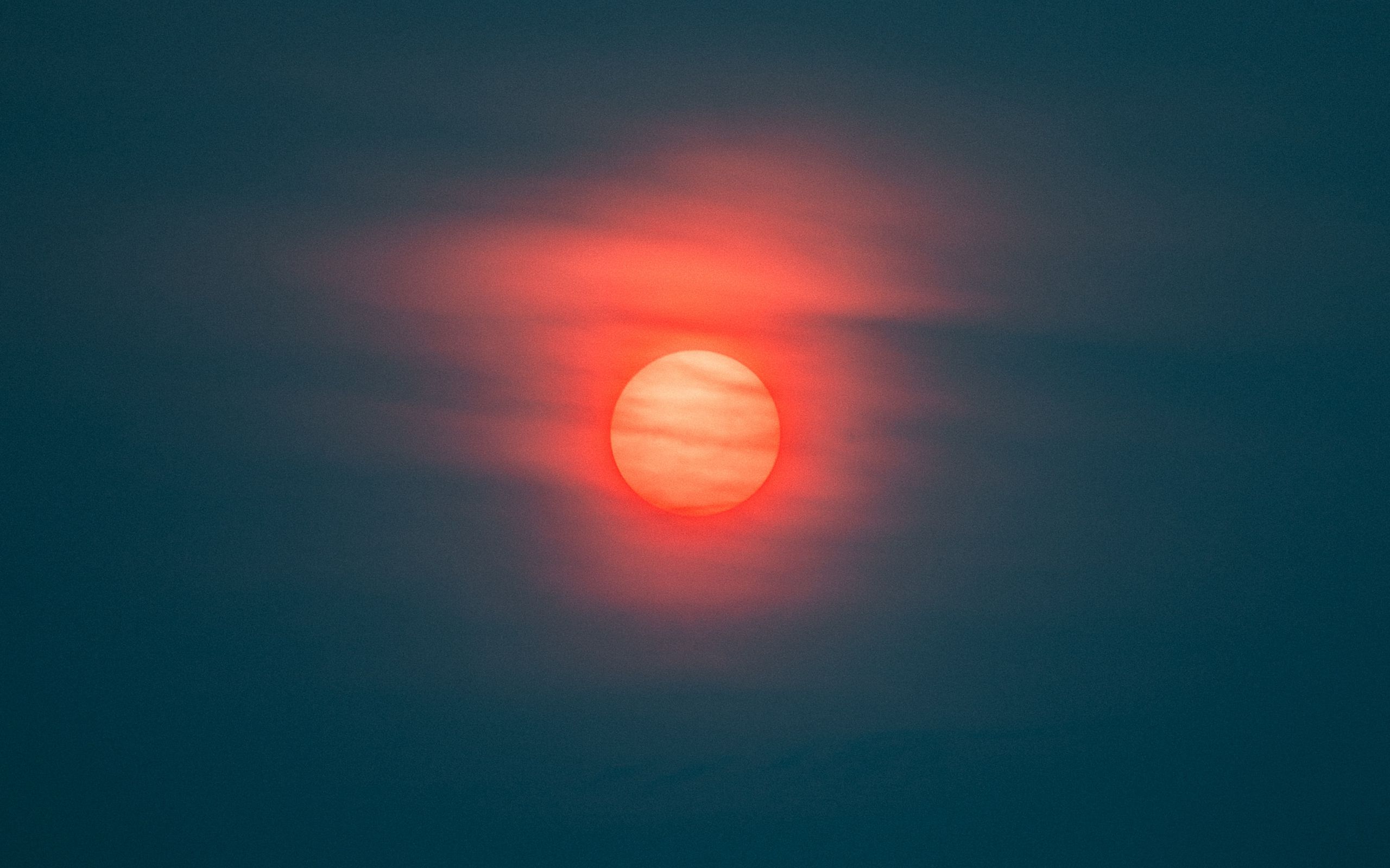 Red sun in sky. Красное солнце. Солнце на Красном фоне. На Восходе солнца. Красное солнце красное солнце.