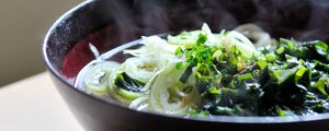Превью обои суп, зелень, пар, горячий, азия, еда