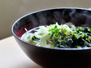 Превью обои суп, зелень, пар, горячий, азия, еда