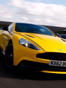 Превью обои суперкар, желтый, дорога, скорость, размытость, передок, aston martin