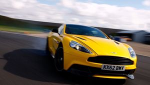 Превью обои суперкар, желтый, дорога, скорость, размытость, передок, aston martin