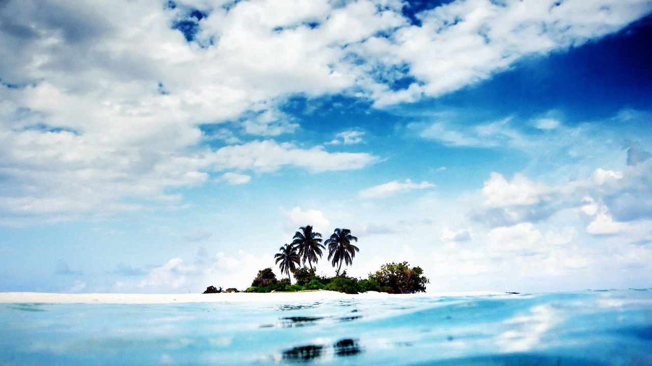 Обои суша, остров, море, ясно, голубая вода, небо, облака, необитаемый, пальмы