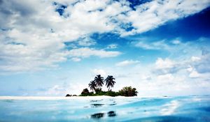 Превью обои суша, остров, море, ясно, голубая вода, небо, облака, необитаемый, пальмы