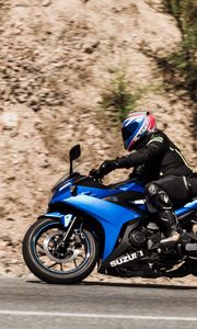 Превью обои suzuki, мотоцикл, байк, синий, мотоциклист, шлем, дорога