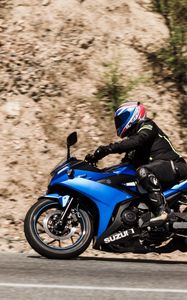 Превью обои suzuki, мотоцикл, байк, синий, мотоциклист, шлем, дорога