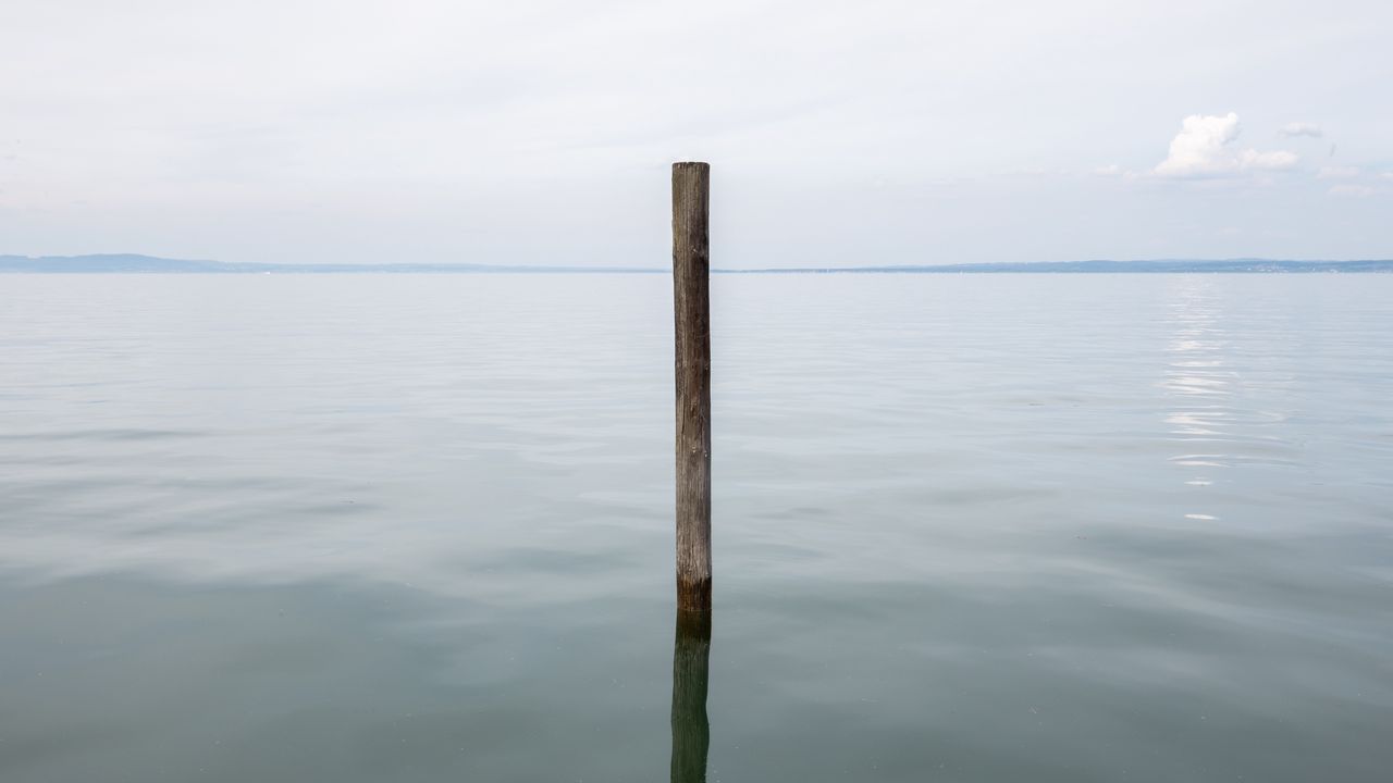 Обои свая, вода, море, минимализм