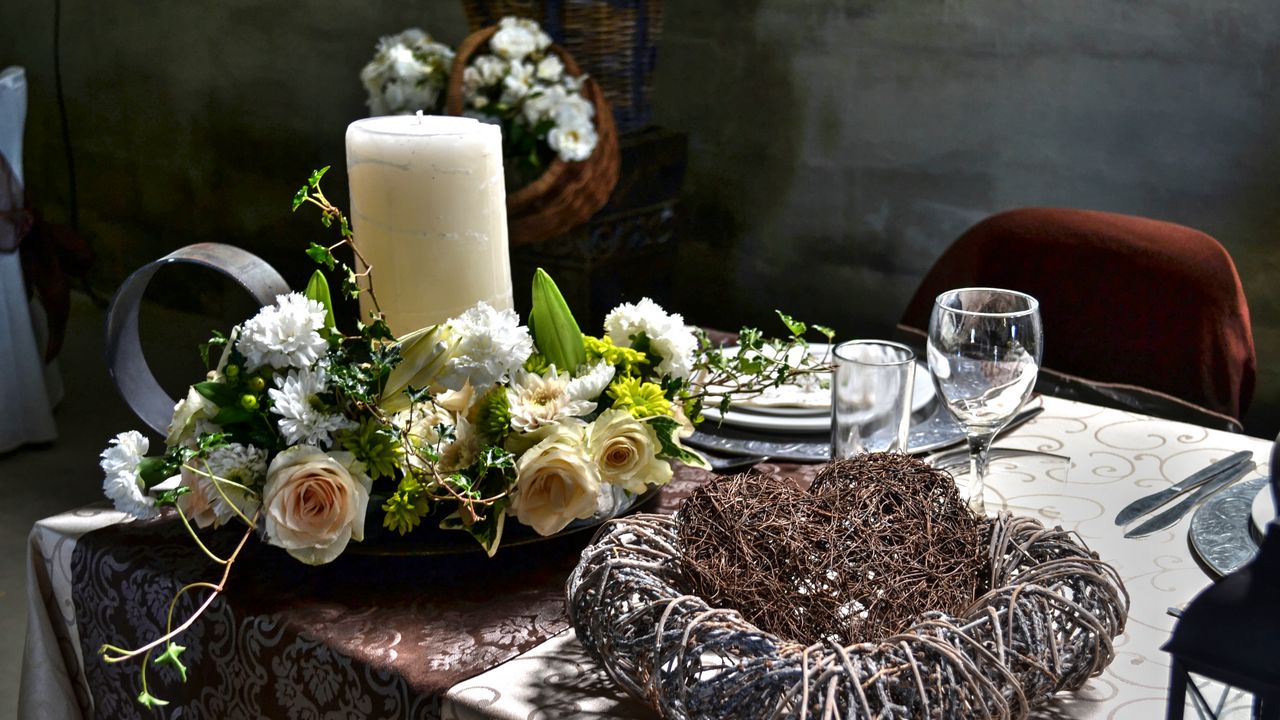 Обои свеча, букет, цветы, стол, декорация, сервировка
