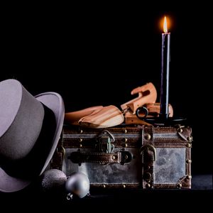 Превью обои свеча, чемодан, шляпа, ретро, эстетика