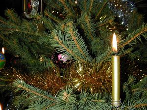 Превью обои свеча, хвоя, елка, игрушки, мишура, праздник