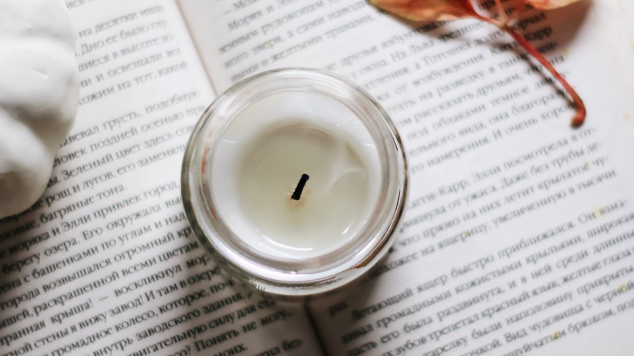 Обои свеча, книга, текст, лист