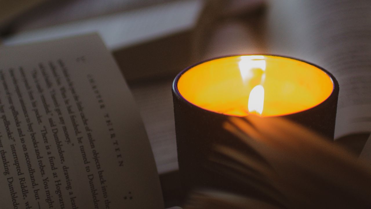 Обои свеча, книга, уют, свечение