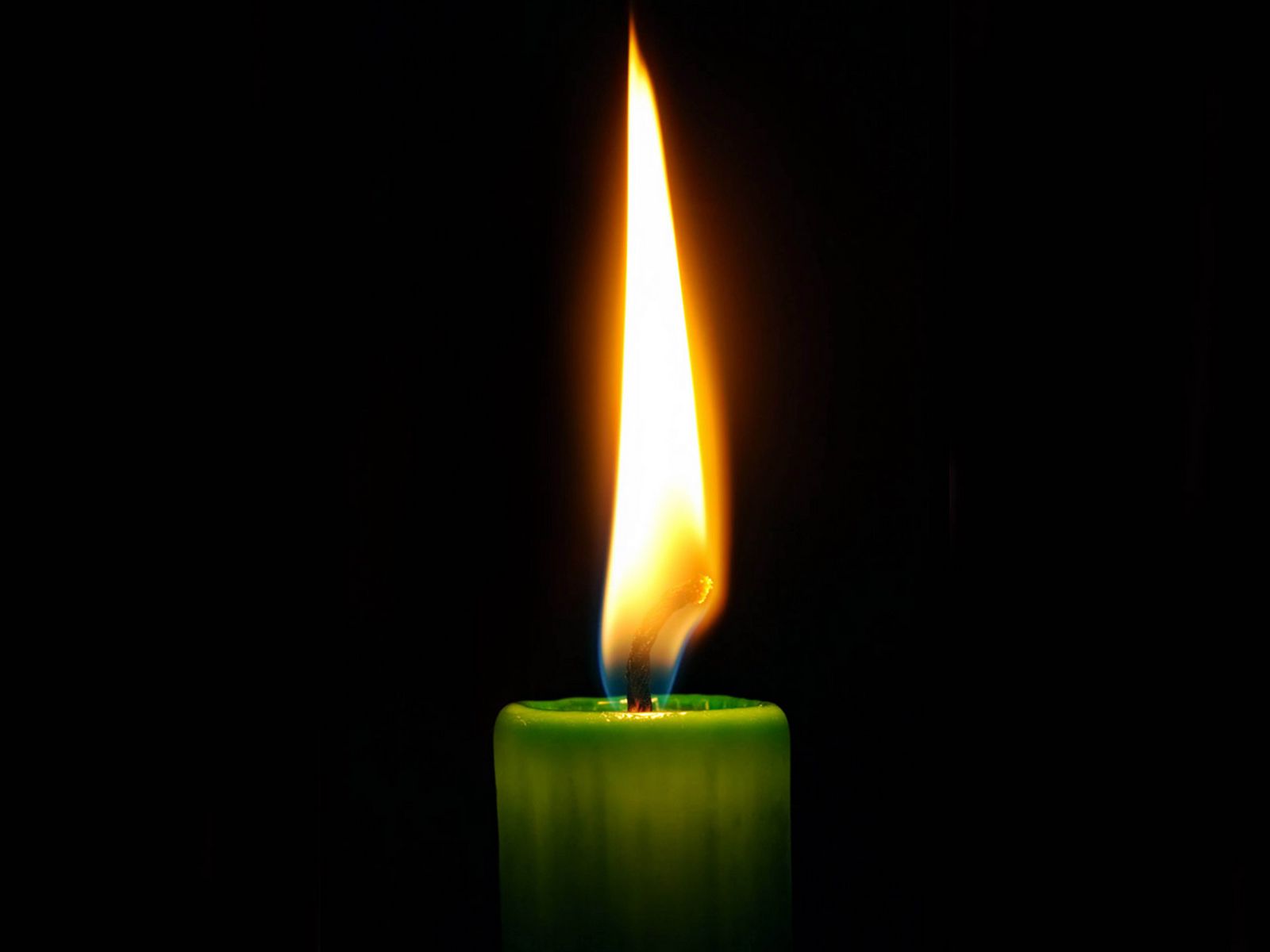 Горящая свеча на черном фоне скорбим