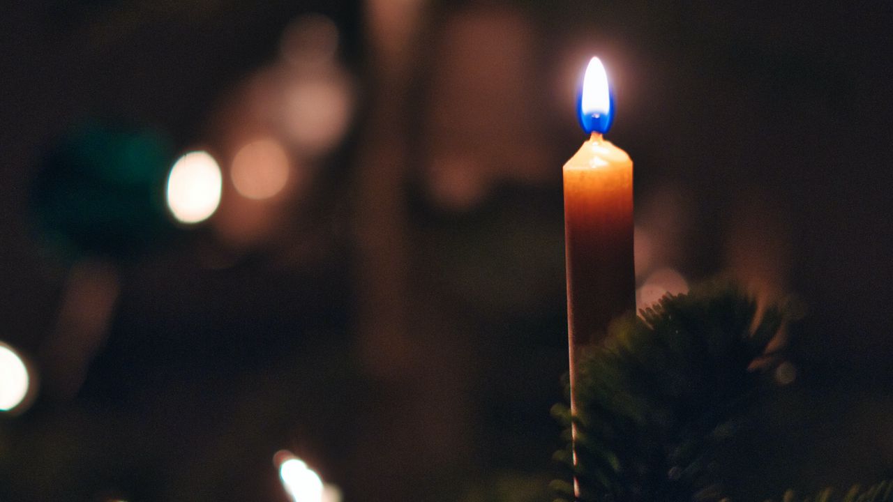 Обои свеча, огонь, елка, новый год, рождество
