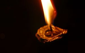 Превью обои свеча, огонь, пламя, ночь, темный